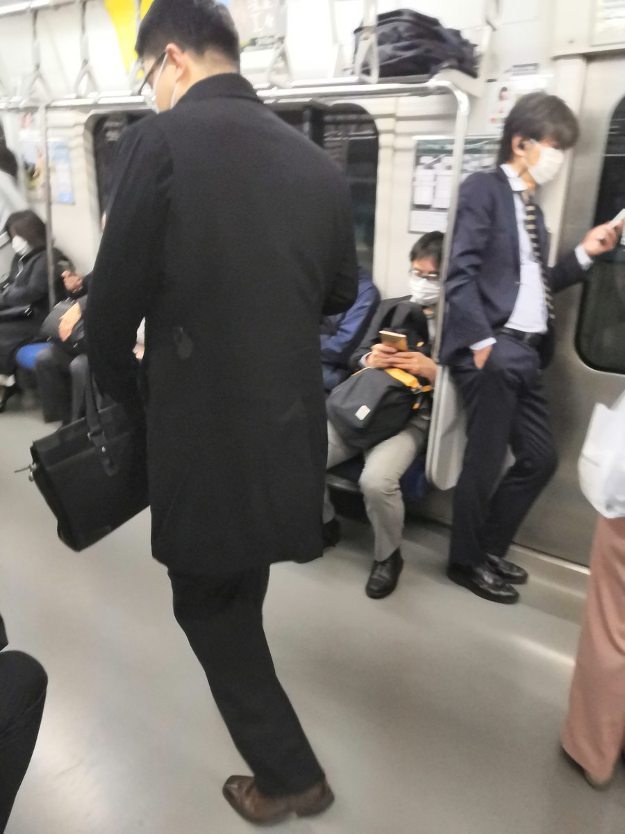 msgxp's tweet photo. ほぼ満員電車、緊急事態って何？ https://t.co/h1SjiDbteg