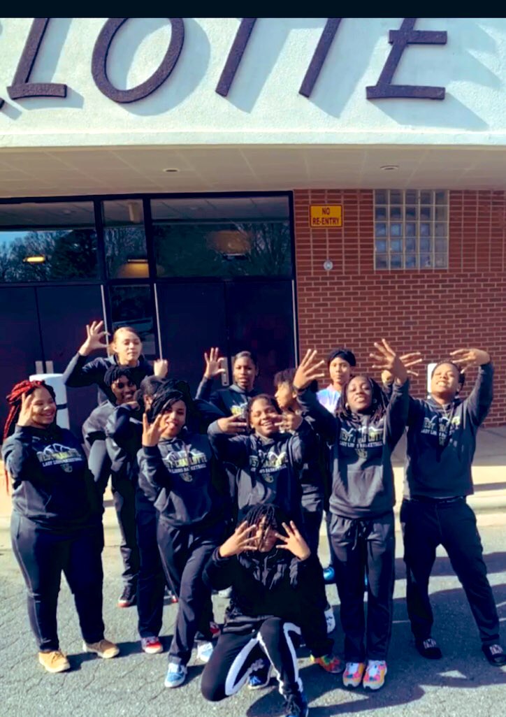 DubC_WBB's tweet photo. 🏀 Family! 🦁💪🏽 #Ladylions #missingthesquad #DubCyouknow https://t.co/d5FfX0orP7