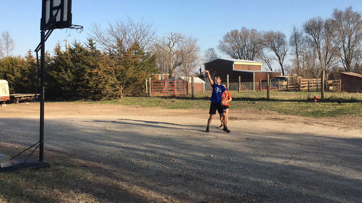 dksindelar's tweet photo. Basketball-Old School #gettingitdone https://t.co/JEQesSvTFm