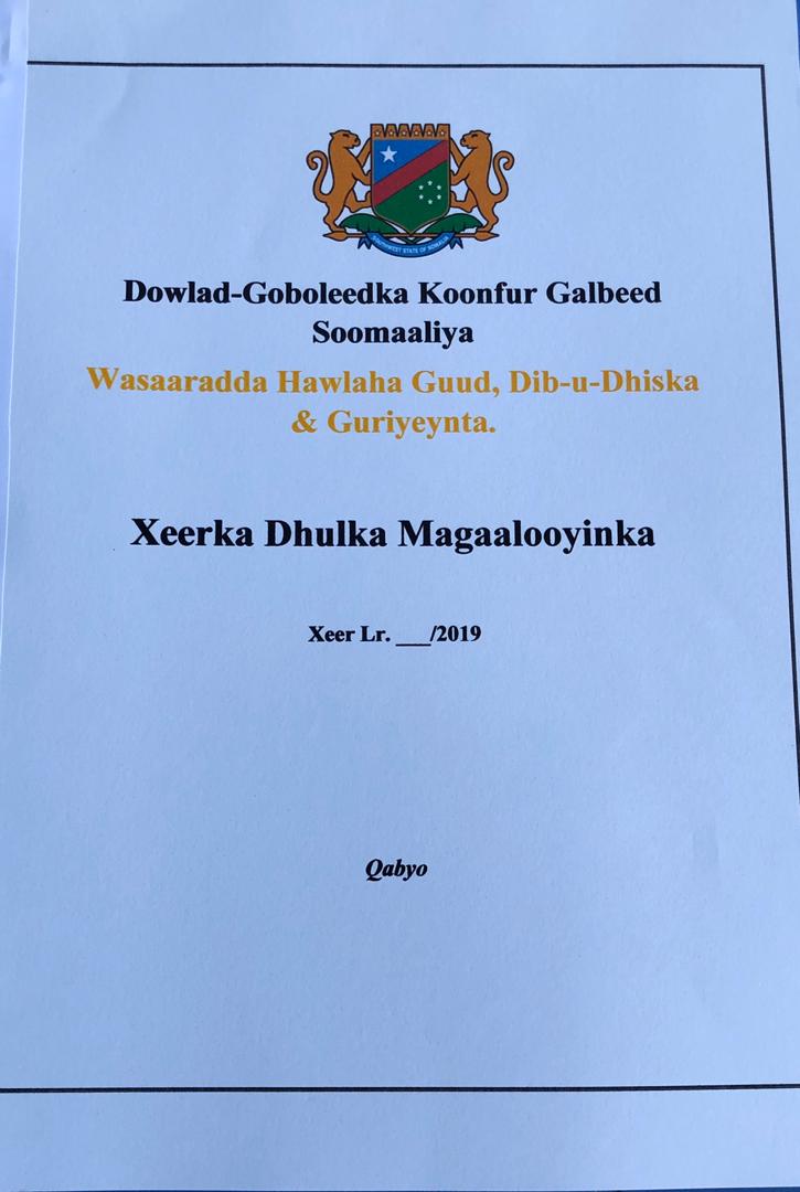MinistryofPubl2's tweet photo. The Hon. Minister has presented and emphasized the importance of Urban Mapping Laws which was distributed to #SWSS Parliamentarians by the #MPWRH in Baidoa, Bay Region,Somalia https://t.co/R1b4yu5mYo