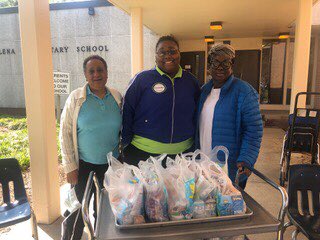 NPSchools_VA's tweet image. Thank you to Ms. Wendy Burke, Ms. Angela de Mik, Ms. Bernadine Williams, Ms. Julianne Gillenwater, and Ms. Linda Evans for their hard work today at #StHelenaES.

#LearningInPlace #NoKidHungry #WeAreNPS