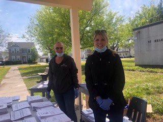 NPSchools_VA's tweet image. Thank you to Ms. Wendy Burke, Ms. Angela de Mik, Ms. Bernadine Williams, Ms. Julianne Gillenwater, and Ms. Linda Evans for their hard work today at #StHelenaES.

#LearningInPlace #NoKidHungry #WeAreNPS