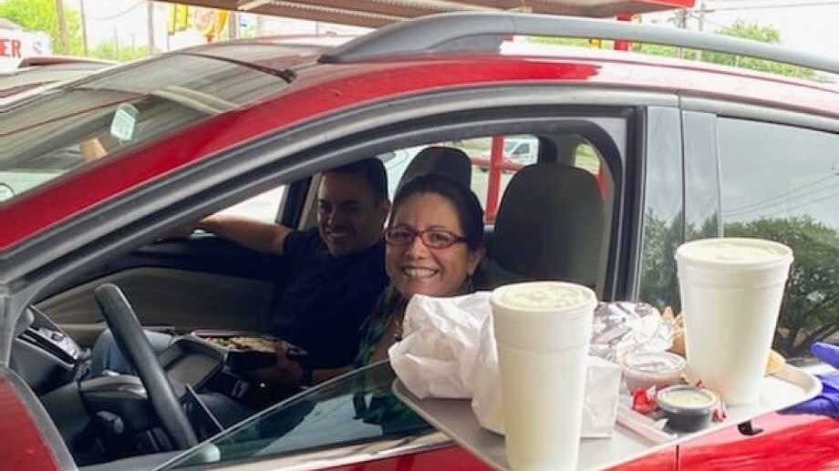 RAYSDRIVEINN's tweet photo. Ray’s Drive Inn taking service back to San Antonio’s ‘old school’ carhop service during pandemic https://t.co/ZZbQQ22d79 https://t.co/O3nNQ3OXbE