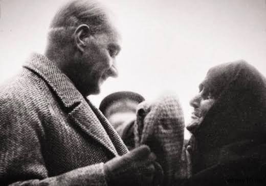 Normal zamanda Abdülhamitçilik yapanların kriz anlarında sığındıkları liman hep Atatürk; çünkü bu toprakların kurtarıcı iradesi,kurucu aklı,en geçerli çözüm reçetesi Atatürk:Tam bağımsızlık,halkçı,ılımlı devletçi(karma) ekonomi,akla,bilime dayalı laik devlet,barışçı dünya görüşü.