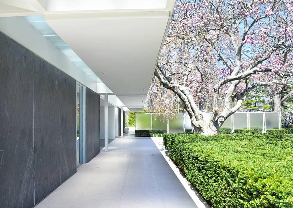 Sorry more photos from Saarinen’s Miller House (1953), I just love it so much! What puts it over the top is the landscape design by Dan Kiley (so many trees) and interior design by Alexander Girard (look at that carpet design in the top right corner). 