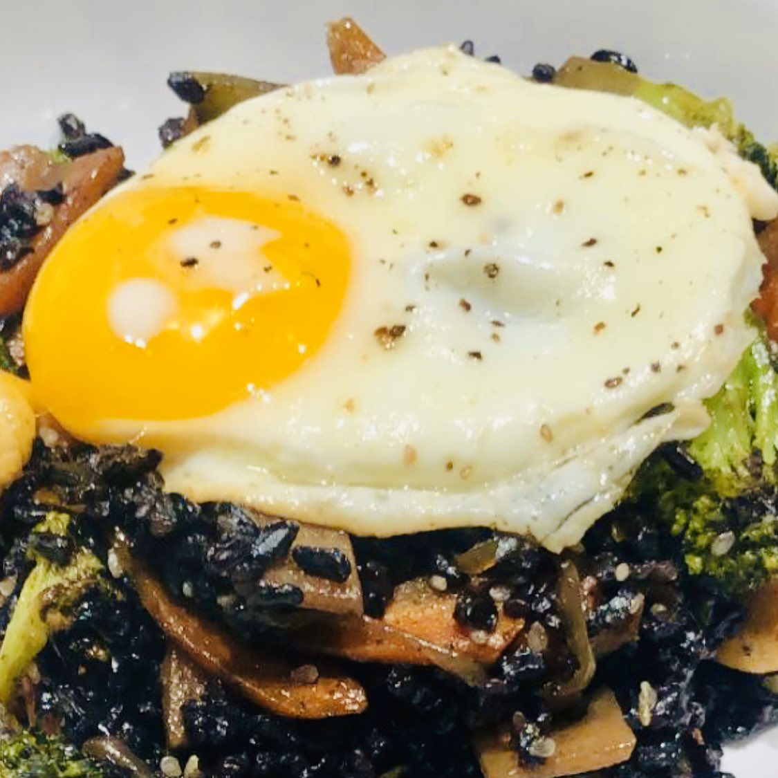 TheFoodie8's tweet photo. #EggsAndVeggies #BambooShoots #Broccoli #Peppers #SunnySideUpEgg #Onions #GreenBeans #BlackJasmineRice #PGHFood #TrueCooks #Brunch4Dinner #StayHome #GreatFlavor 🍳🥦🍚 🧅🌶👌👌 https://t.co/9DspuaSeea