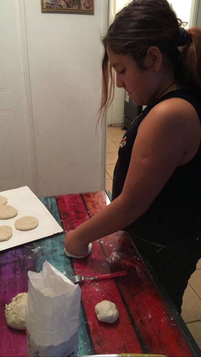 Jose47197770's tweet photo. Mi chef haciendo pancito https://t.co/drbssJhzIb