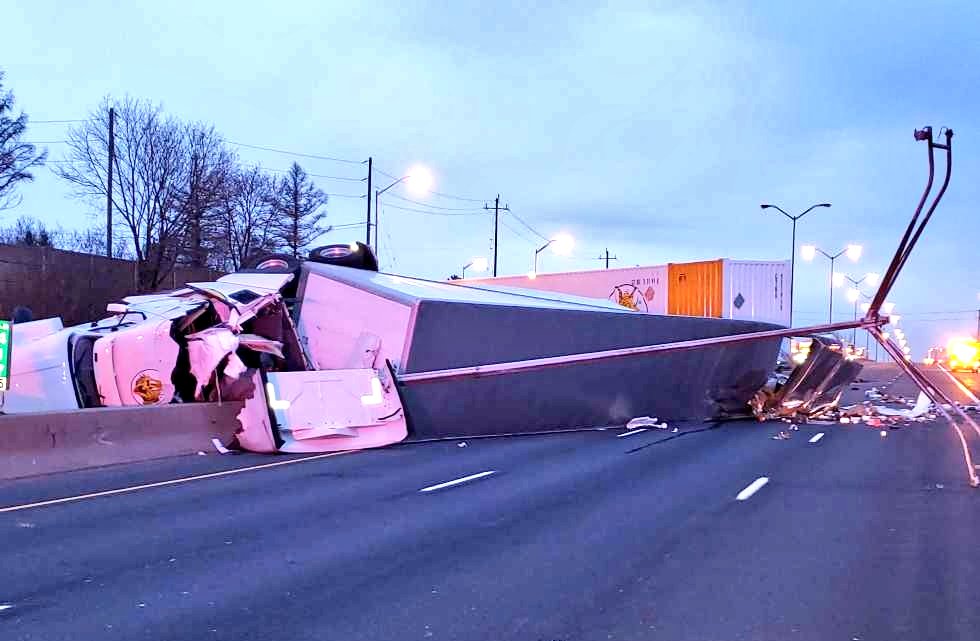 OPP_HSD's tweet photo. Rollover #Hwy401/Ritson Rd. 
No injuries, all EB lanes blocked at Simcoe St, 1 WB lane open. 
Car off Ritson Rd lost control and collided with WB double trailer transport hauling groceries. Truck rolled and struck light standard. 1 EB car involved. Clean up will take all night. https://t.co/dK5UYBXBFd