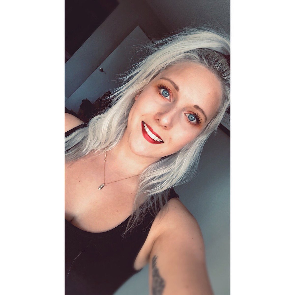 lisakorolyk's tweet photo. @ScottHelman Did my makeup the other day for the first time in a while ✌🏻😋 https://t.co/cdF9RXK1tl