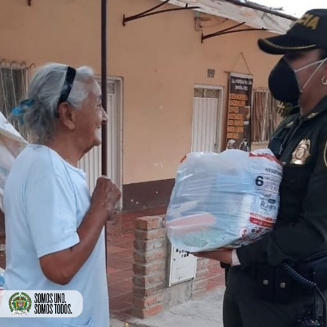 DirectorPolicia's tweet photo. Gracias a los ciudadanos de buen corazón que piensan en los más vulnerables. Nuestra @PoliciaColombia acompaña en varias ciudades del país la entrega de víveres para los que hoy necesitan de nuestra solidaridad. Juntos saldremos adelante. #SomosUnoSomosTodos #QuedateEnCasa https://t.co/v9rZegtMqt