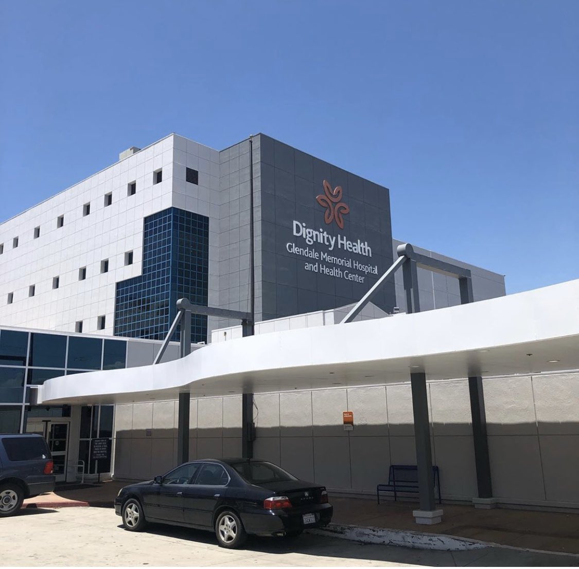 Today the @lagalaxy and us (@chanchostacos ) said thank you to Medical Staff at Dignity Health Glendale Memorial Hospital 🏥 the only way we know how 😋 With some food 🌯 📸: @dignityhealthsocal