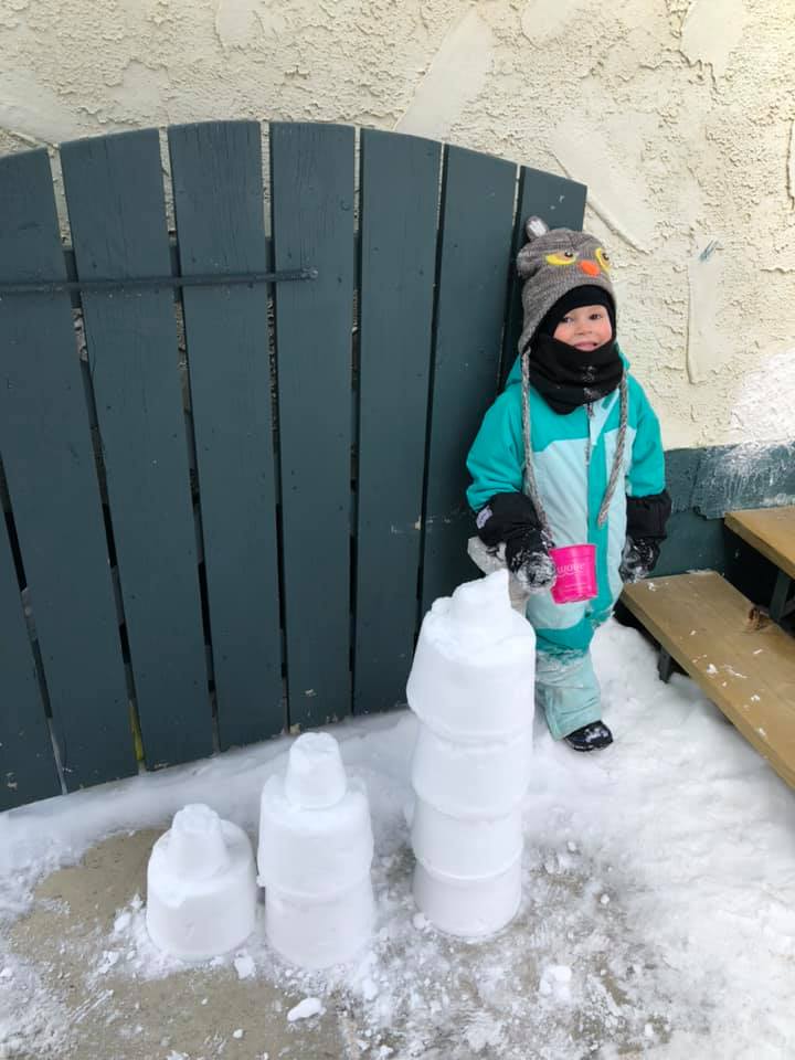Sheldon Coates Elementary in Grande Cache started #OutdoorChallenge today! This week's challenge: show your learning with snow. Here junior kindergarten student Alan is using some counting and estimation to create his towers. #ABLearnsAtHome!