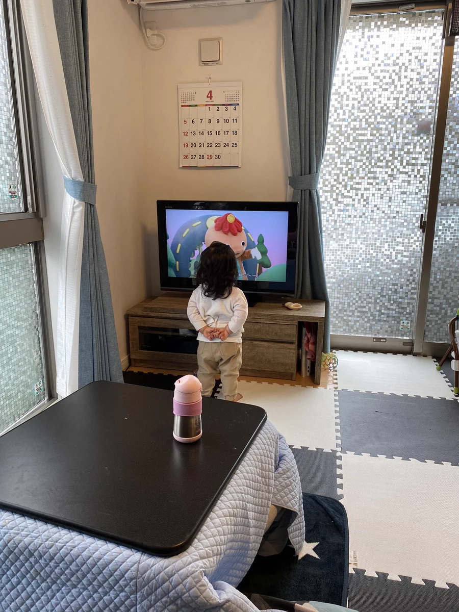 テレビにこれでもかってくらい近寄って必死にテレビ観てる子供ｗｗｗ可愛すぎるだろｗｗｗ