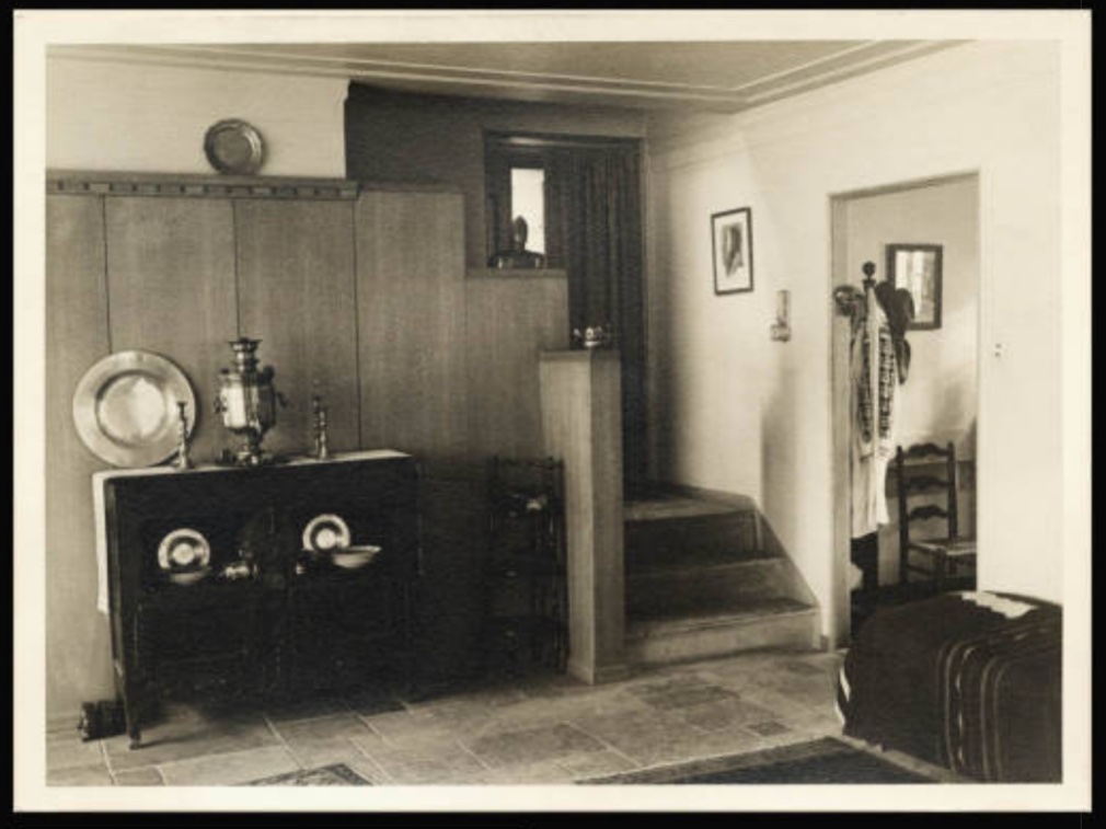 Henry Dubin designed his own home in 1929-30 in Highland Park, IL. Called the "Battledeck House,” he used a new construction system of large steel flooring plates that were dropped into place with a crane & welded to the steel frame of the home. (Ryerson & Burnham Archives)