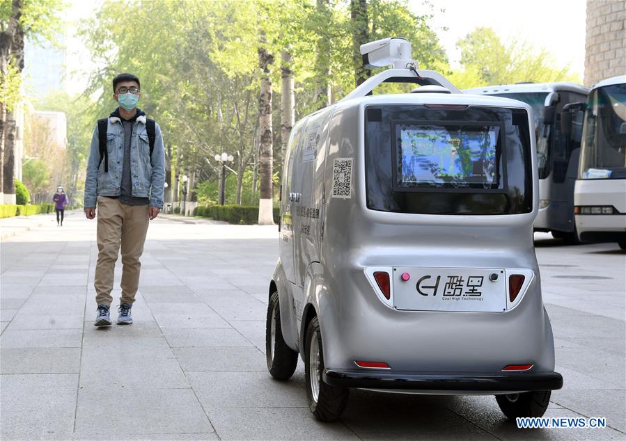 PDChina's tweet photo. A 5G unmanned delivery car that can take people's temperatures, recognize facial information, and conduct no-touch delivery has started serving students at Beijing Institute of Technology. https://t.co/djM6UAwVya