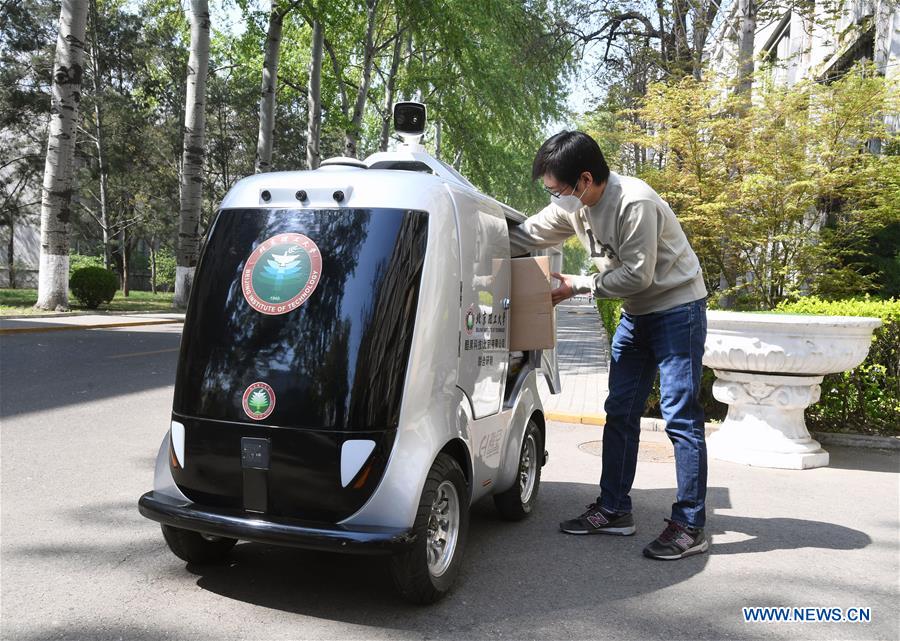 PDChina's tweet photo. A 5G unmanned delivery car that can take people's temperatures, recognize facial information, and conduct no-touch delivery has started serving students at Beijing Institute of Technology. https://t.co/djM6UAwVya