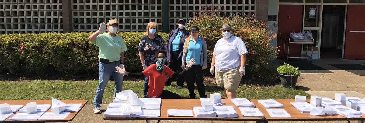 NPSchools_VA's tweet image. This was the awesome crew taking care of the #AzaleaGardens community on Monday! 

A HUGE SHOUTOUT and THANK YOU to Ms. Letitia Frank, Ms. Deb Rocke, Ms. Kathy Lewis, Ms. Kris Allen, Ms. Elizabeth Eckert, and Ms. Carolyn Carter!

#LearningInPlace #NoKidHungry #WeAreNPS