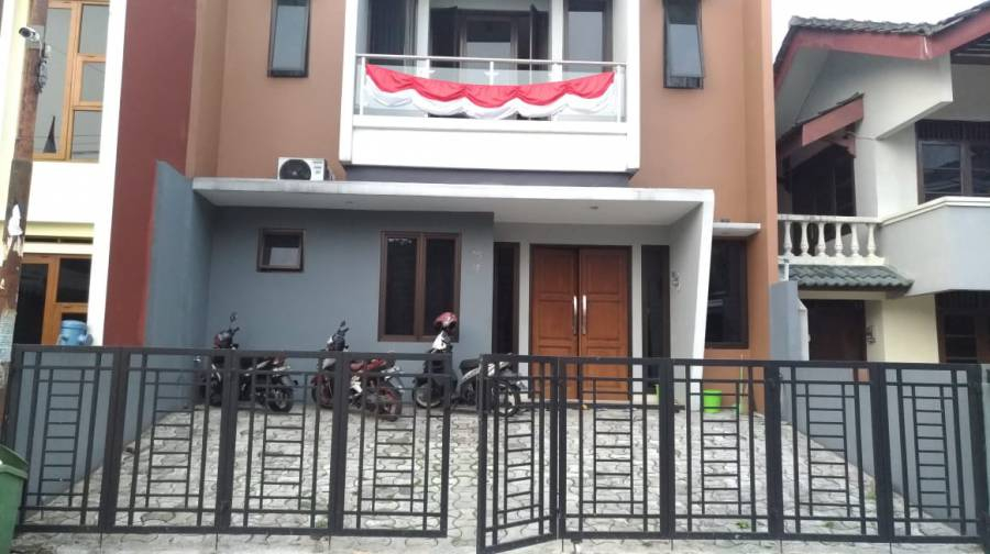 Kost exclusive yang aman, nyaman dan bersih di Bogor. Lokasi kost sangat strategis di perumahan Baranang Siang Indah. Harga terjangkau dengan fasilitas yang lengkap: perabot, AC, wifi, kamar mandi dalam, parkir motor dan mobil kost.co/31573 #kostbogor #kosbogor#sewakost