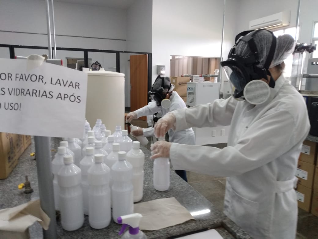 2frederico's tweet photo. Alcohol hand sanitiser gel production at #ifgoiano chemlab for internal use and health units. #ppgaq #covid19 #covid19brazil #rioverde #rioverdegoias #goias #Brazil https://t.co/BrPNk2KJ7i