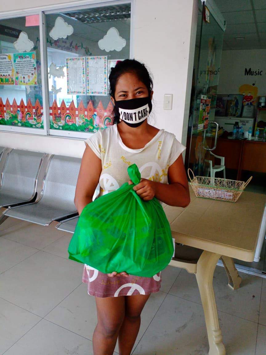 valenzuelacity's tweet photo. 12,000 #AlagangValenzuelano #NutriPacks ang nakahanda na sa pagkuha nila Mommy at Daddy para sa mga anak nilang enrolled sa public daycare centers sa Valenzuela City. Salamat sa ating #daycare teachers na atin ding frontliners sa panahon ng ECQ. https://t.co/PcIkI9ieyf