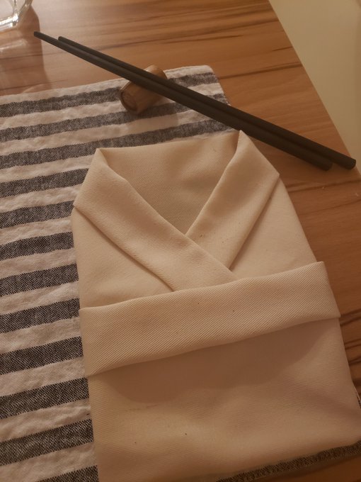 Napkin folding game on point https://t.co/OQZFAoUJN5<a href="/tag/realloyalfans"class="tags"><span>#realloyalfans</span></a>