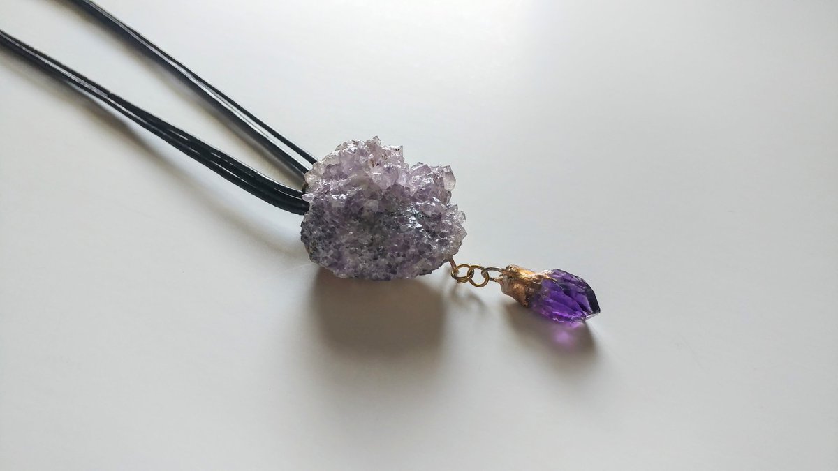_daisysweet's tweet photo. • 𝕊 • 𝕆 • 𝕌 • 𝕃 • 𝔾 •𝕃 •𝕆 •𝕎 • with this Amethyst Druzy heart strung on genuine Leather 

Available now • https://t.co/UfQsyJXZ8m • 
In the [[ neck ]] section 

#SweetSolsticeShop 
#handmadejewelry #boho #chic #statementjewellery #statementnecklace https://t.co/y5zDx6uU73