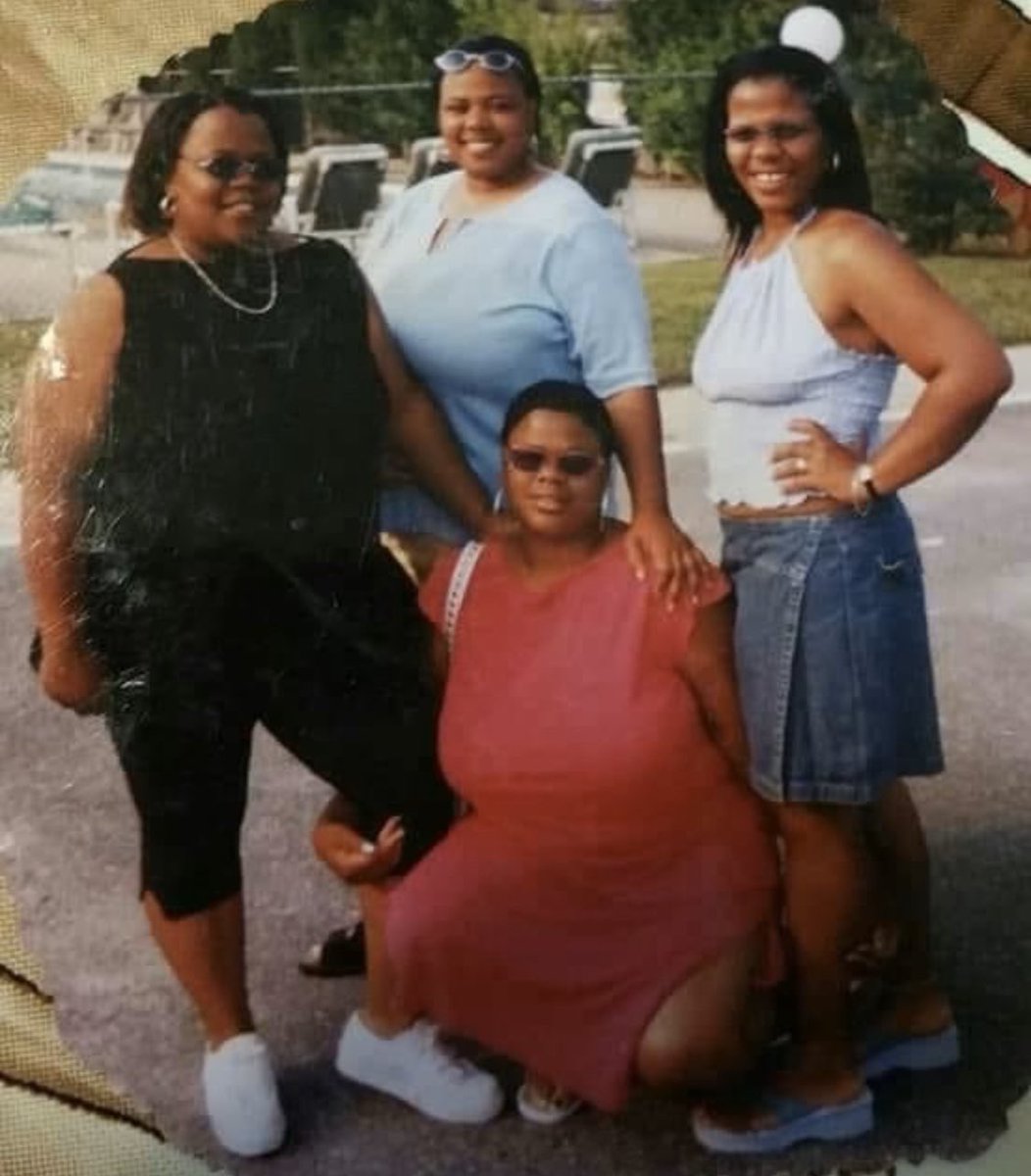 MyNote__book's tweet image. My two aunts in the middle left us to soon... we decided to pay homage ❣️...  them .. us 🤞🏽
