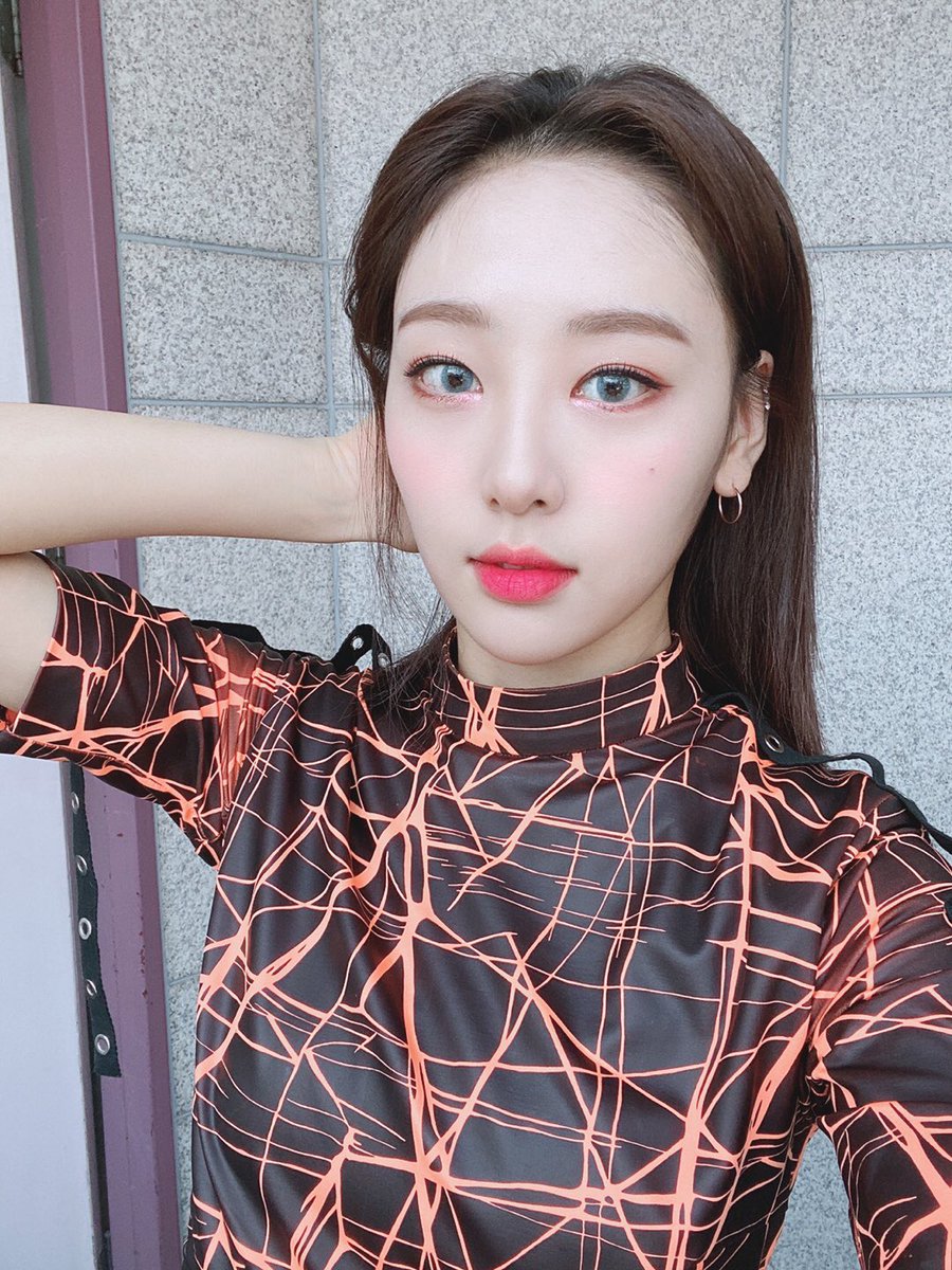 Yves - Slytherin MISCHIEF AFA nerdBIG BABYLooks intimidating but she probably want to ask u if u already stream Sunmi todayKinda follow the rulesA M E S S She knows she's hot and pretty and will use it AGAINST YOU