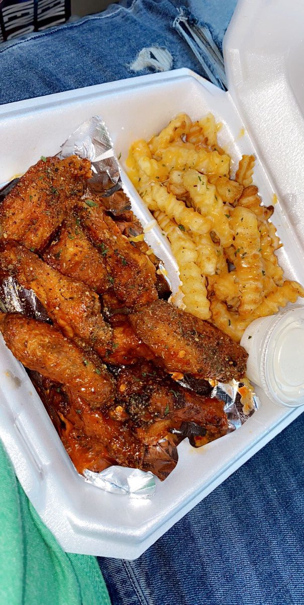 Wavysowavvy's tweet photo. Ask for that hot garlic parm tell em i sent u🔥🔥#trapchef #dallas @trap_chef_ https://t.co/J0hZuZm7rd