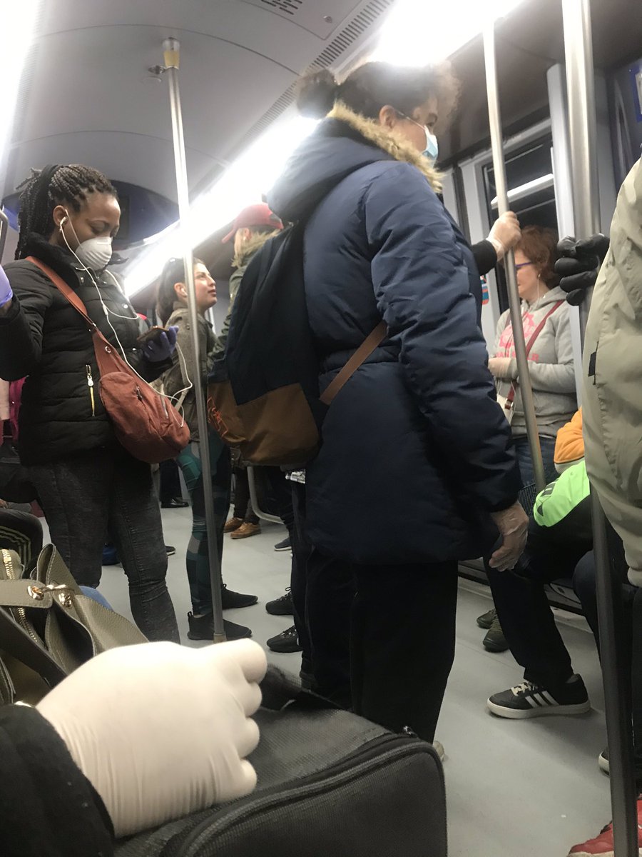 supersony100's tweet photo. L-10 de @metro_madrid !! Sin control de aforo, apretados,a escasos cm de distancia entre todos!! Muchas multas de gente que no respeta quedarse en casa... y esto????!!!! Quién lo controla?!!!!@PabloIglesias @sanchezcastejon @interiorgob @mitmagob @guardiacivil @policiademadrid https://t.co/dzQXtMntV7