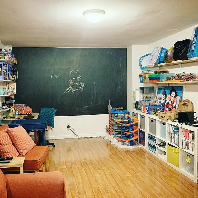 kamitera's tweet photo. Put up shelves. Very therapeutic. I can see the floor again. https://t.co/p9dlbn4bYi https://t.co/AedfjCrR1j