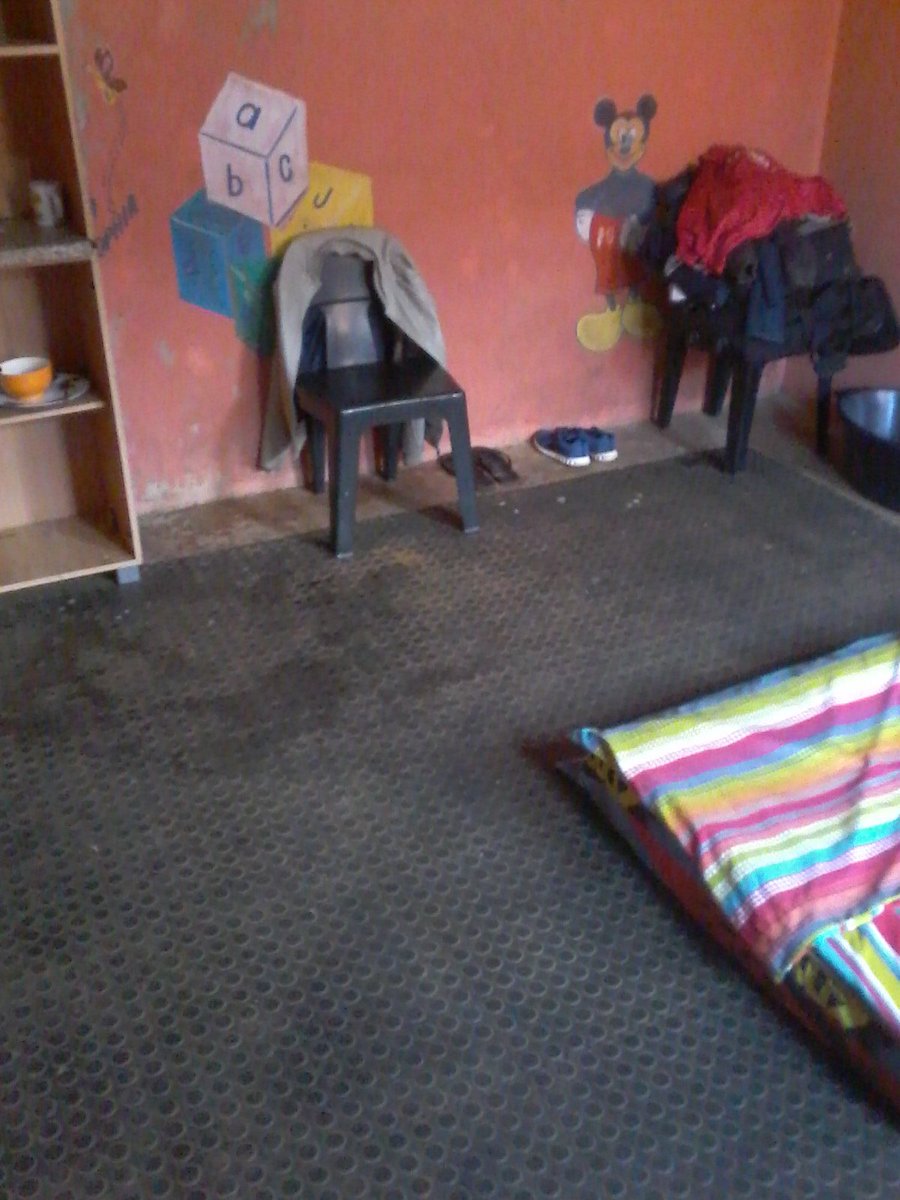This is a room of a guy who left home for the City to hustle a for a job and make a life for himself, his mom and kids... He is still persistent in that quest, though  #Covid19SA halts his progress.. So guys he will be here for  #21daysLockdownSA as aluta continua after this.. 1/2