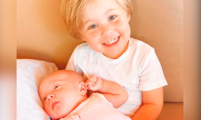 holamexico's tweet photo. ¡Más adorables, imposible! Anahí comparte la foto más especial de sus hijos Manu y Emiliano https://t.co/rJIanwocgg https://t.co/DTJvnV1b1E