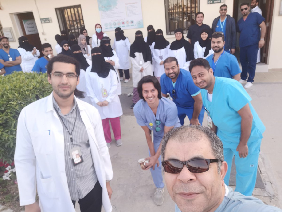 ZakiAlzaher's tweet photo. مع #أبطال_الصحة  #مستشفى_القطيف_المركزي قسم #الطب_المنزلي قبل انطلاقهم صباحا لتقديم #الخدمات_الصحية في منازل مرضانا الكرام في المحافظة.
شعرت بالحماس والتفاني والرغبة الكبيرة في خدمة الوطن وتطوير الخدمات بما فيها احتياجات التموين التي وفرتها حكومتنا الرشيدة
@SaudiMOH
@E1_Cluster https://t.co/sJ6Um4nrV5