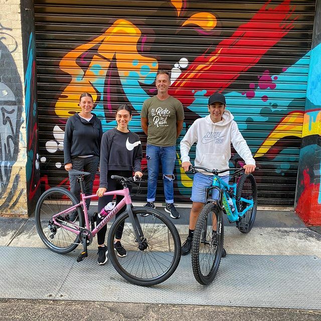 TotalRush's tweet image. Happy new bike day guys! The Caravetta family picking up their bikes so they can get some riding done in these crazy times! #socialdistancing #yesiamamtraway #rushrides #totalrush #sirrusx #stumpjumper #autumnsale ift.tt/2UD3xXl