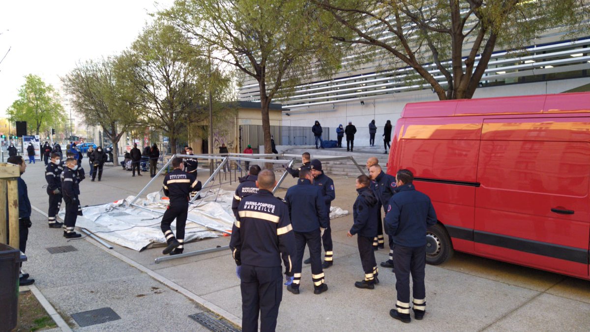 [#EnDirect #Covid19] 
Les #MarinsPompiers installent un module de tri devant l'IHU <a href="/marseille/">Ville de Marseille</a> du Pr #Raoult.
Fier de protéger #Marseille ⚓🚒