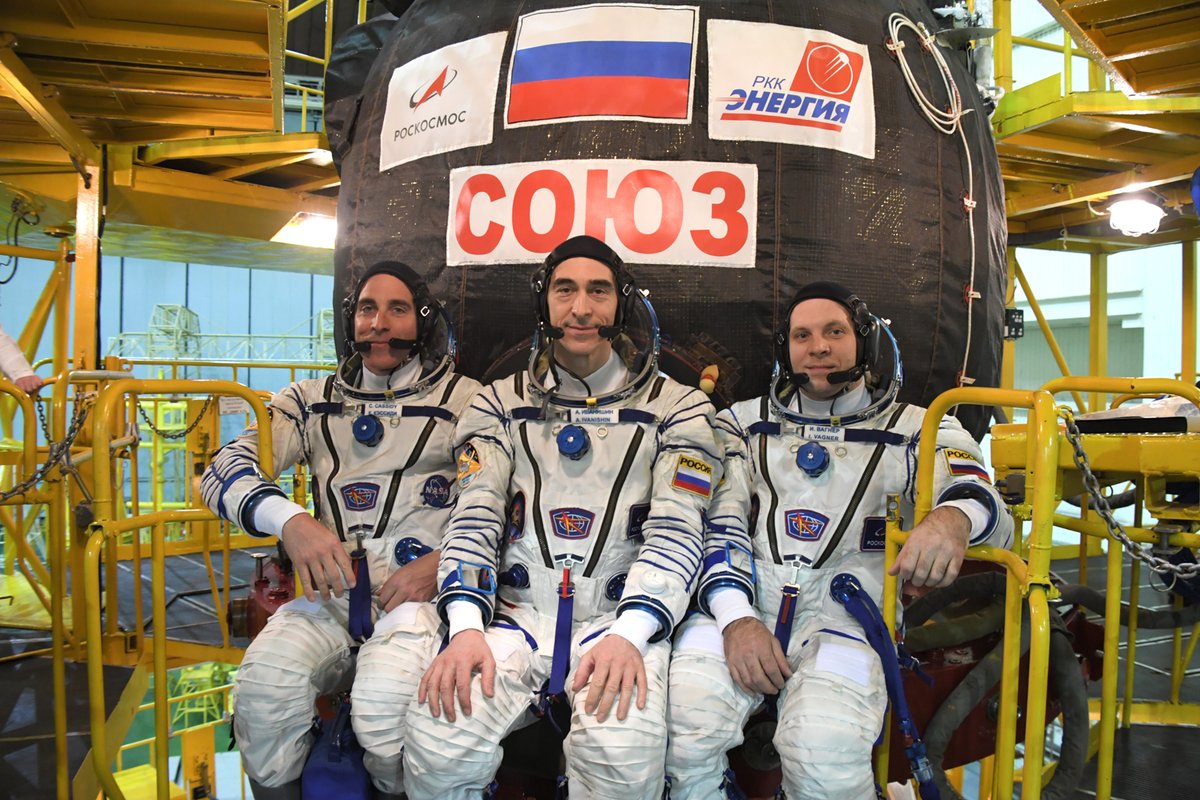 roscosmos's tweet photo. #СоюзМС16: на Байконуре начался заключительный этап подготовки экипажей пилотируемого корабля к полёту — https://t.co/kgQ9UTVO7f

Космонавты и астронавты уже примерили свои скафандры, протестировали их на герметичность и заняли места в корабле. Запуск запланирован на 9 апреля 🚀 https://t.co/gAeDSvMI2v