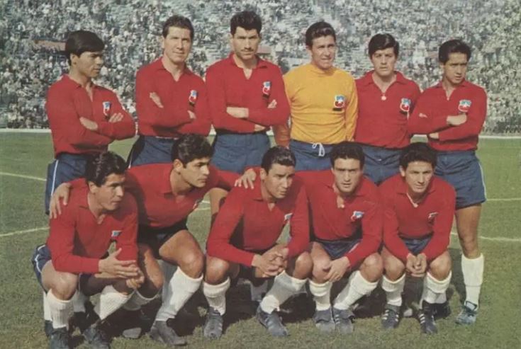 ElDeportivoLT's tweet photo. [Video] ⚽ Sergio Navarro recomienda ver el Chile-Yugoslavia de 1962: "Es una demostración de cómo ese equipo quería la camiseta. Eran unos guerreros, luchadores”. Diez imperdibles de la Roja para ver online en cuarentena ➡ https://t.co/5JbBuCIK3G https://t.co/0t1ZFOmSWC