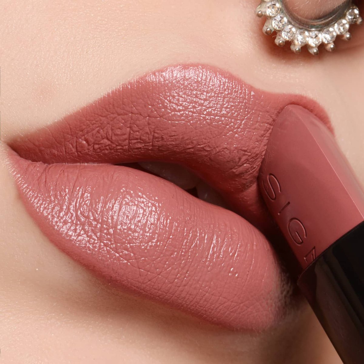 SigmaBeauty's tweet photo. .@paulaohenoja  shows off our Temptation #InfinityPointLipstick featuring a patented ridge so your #lipstick always has a point for a more precise application. Vegan. Cruelty-free. #SigmaBeauty https://t.co/fEB42QtsHD