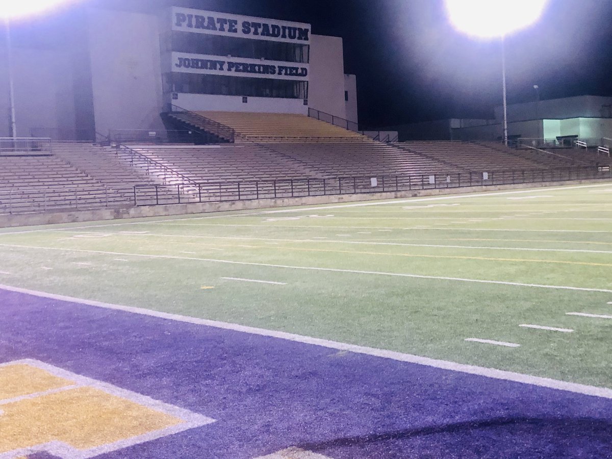 granburyisd's tweet photo. To our Granbury ISD students and families: Every weeknight from 8-9pm, we are going to have our stadium lights on for you...as a symbol of hope and an assurance that you are on our hearts and minds. We will get through this together. Stay safe, everyone. #bethelight https://t.co/xRSkan6mnX