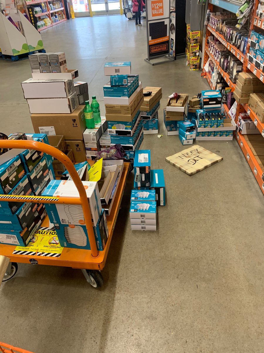 AlePaintgirl11's tweet photo. Great job to new associate Deshun!
First homer in less than a month !
Asked if he could help D27 during a slow shift and went straight to rack diving🙌🏽
@jdducres @TyroneSASM0703 @RSalemi https://t.co/Jto01ifFva
