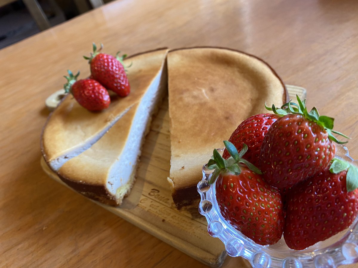 桑名市 ワイン パスタ デパール参宮店 春いちごのチーズケーキ 焼き上がりました ランチ11時半元気にオープンしまーす デパール 人気チーズケーキ 多度グリーンファーム コラボチーズケーキ 人気スイーツ 名古屋イタリアン いちごスイーツ