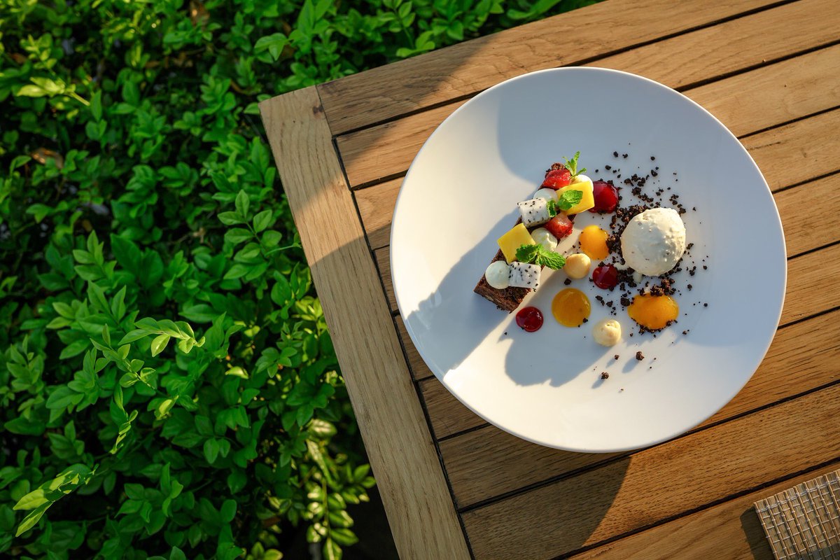 evasonnhatrang's tweet photo. Our chefs work to source fresh quality ingredients for a variety of flavours inventive ice-creams. #AnaBeachHouse is a place for you to have homemade ice cream less sugar, organic materials and full of fruits flavors with chocolate, strawberry, choco mint, vanilla, apricot, ... https://t.co/HrHhZ4zudC