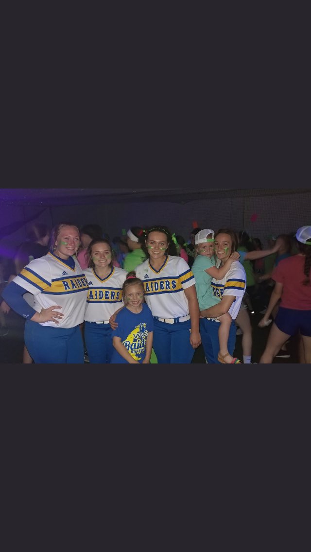 betsy_sparks13's tweet photo. Team Lauren Challenge - Dance party 2018! #TeamLauren #TeamSoftball 🥎💚 @CoachBiggs24 https://t.co/2FujXrNPbU