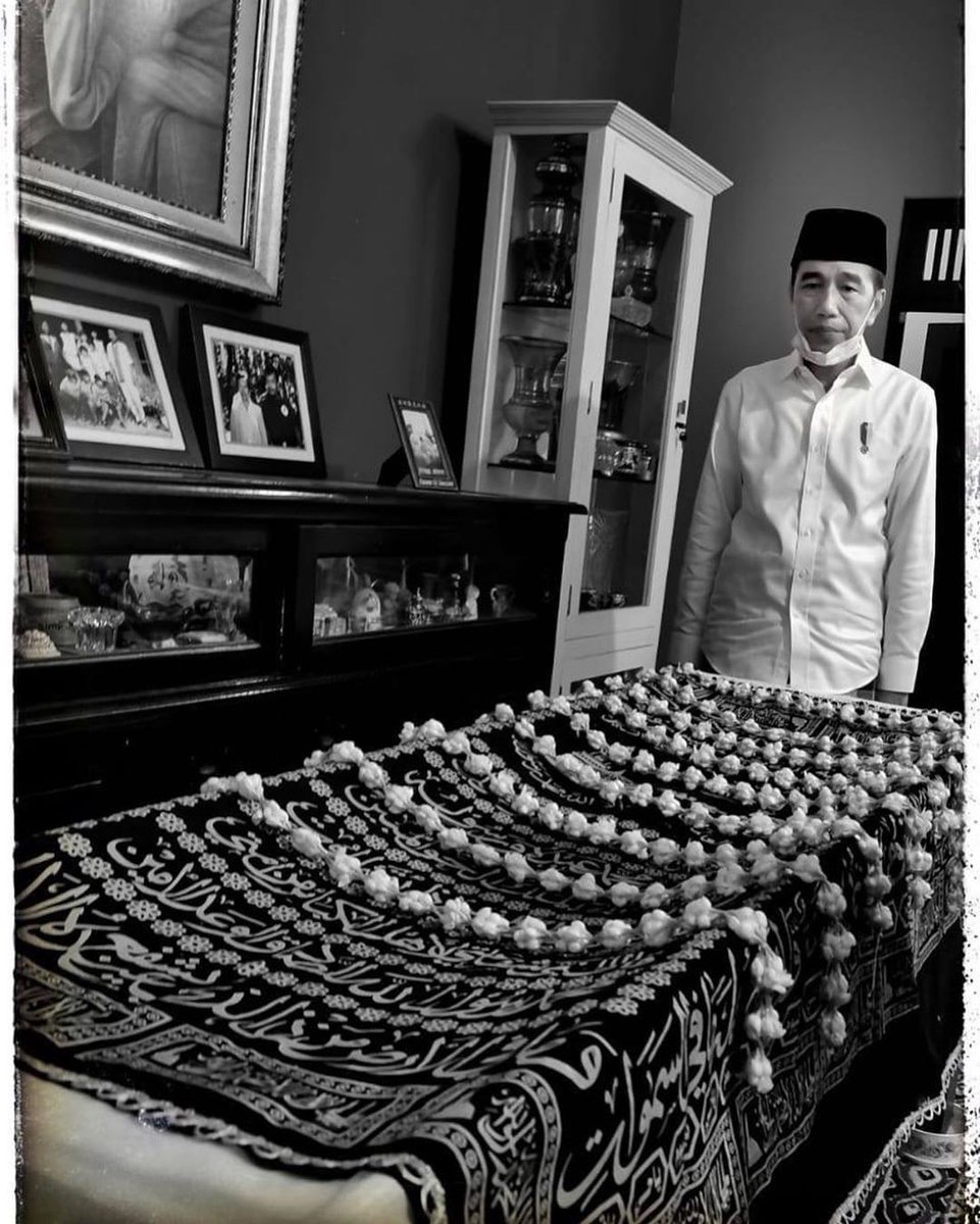 Ramaddarma_88's tweet photo. Bpk pasti kuat, ujian yang luar biasa ditengah musibah yang sedang melanda negara ini, semangat terus dan doa kami menyertai bpk dan almarhumah 🙏🙏 #Jokowi https://t.co/wHgKCxcsij