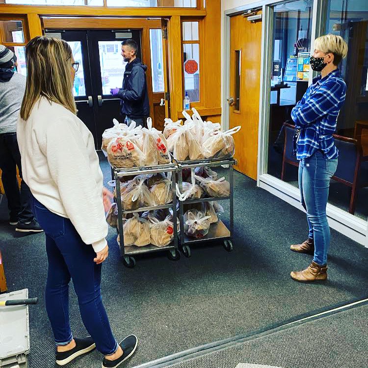 233 Meals and many learning packets were handed out today!!! Thank you to all the amazing volunteers across the district! Thank you to our very own Arthur staff for helping @ Arthur! ❤️M-F 10:30-1 for meals; every Wednesday for learning packets 

#wearecrcsd #teamarthur