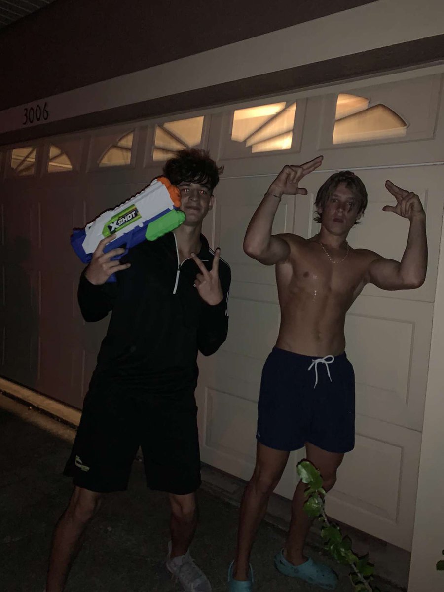 SideVros's tweet photo. #dbsdown Alex Masseli and Tony Moreau down @chswaterwars20 https://t.co/F3tRI3RMsW