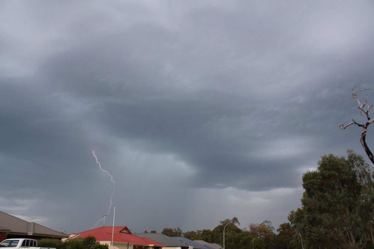 neb_ando's tweet photo. @BunburyWeather @weather_wa @TheWAWG Storm making its way over #DonnybrookWA https://t.co/nTiOP34ViM