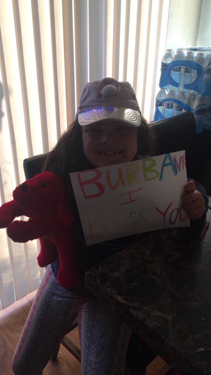 mimeazy's tweet photo. Burbank misses all of you too, Dafne! Van a lograr todas sus metas estas niñas, ¡porque lo pueden y lo harán! 💙💛🦅 #icanandiwillaguilas #HaywardStrong #schoolprideWednesday @BurbankElem https://t.co/YIAEyQkWL1