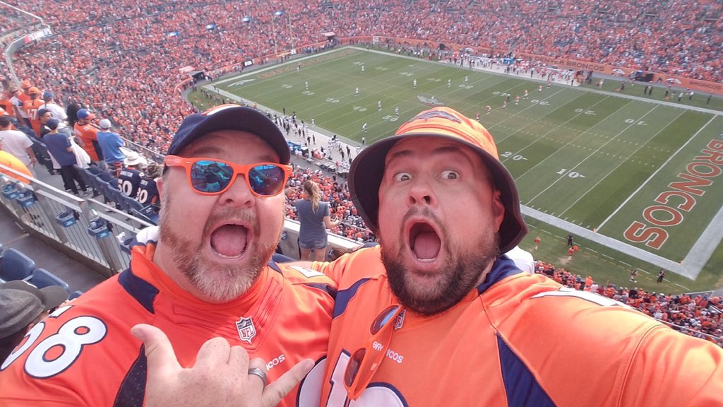 PylonThor's tweet image. If you are a football person please join the challenge of posting a football photo. Just one picture, no description. Please copy the text in your status, post a picture, and look at some great memories/pictures